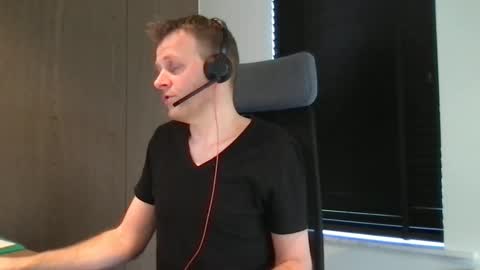 Snapshot of max_straight_1 chatting on February 2025 01:27:02 PM Max take off clothes online show from February 2025 01:27:02 PM