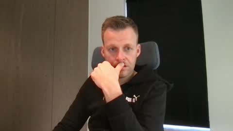 Snapshot of max_straight_1 chatting on February 2025 09:32:02 AM Max take off clothes online show from February 2025 09:32:02 AM