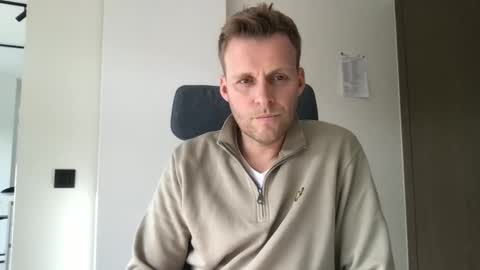 Snapshot of max_straight_1 chatting on November 2025 12:02:02 PM Max take off clothes online show from November 2025 12:02:02 PM