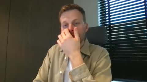 Snapshot of max_straight_1 chatting on November 2025 08:03:02 AM Max take off clothes online show from November 2025 08:03:02 AM