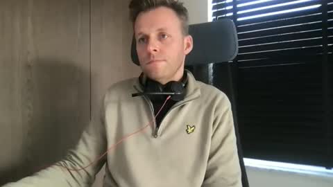 Snapshot of max_straight_1 chatting on December 2025 10:20:02 AM Max take off clothes online show from December 2025 10:20:02 AM