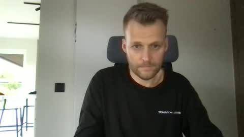 Snapshot of max_straight_1 chatting on February 2026 09:01:02 AM Max take off clothes online show from February 2026 09:01:02 AM