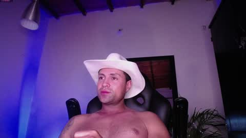 Snapshot of maxi_mux1 chatting on December 2024 05:28:02 AM MAXI online show from December 2024 05:28:02 AM