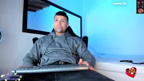 Snapshot of maxi_mux1 chatting on October 2025 08:11:02 AM MAXI online show from October 2025 08:11:02 AM