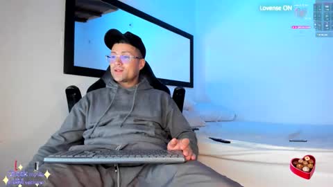 Snapshot of maxi_mux1 chatting on October 2025 04:33:01 AM MAXI online show from October 2025 04:33:01 AM