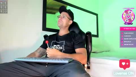 Snapshot of maxi_mux1 chatting on October 2025 03:17:01 AM MAXI online show from October 2025 03:17:01 AM