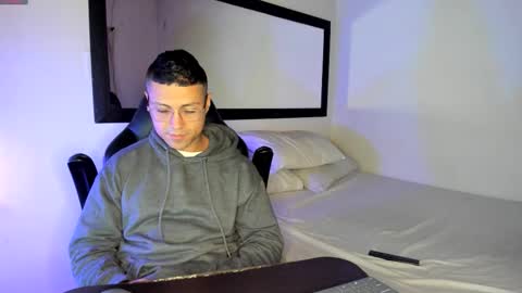 Snapshot of maxi_mux1 chatting on October 2025 02:12:02 AM MAXI online show from October 2025 02:12:02 AM