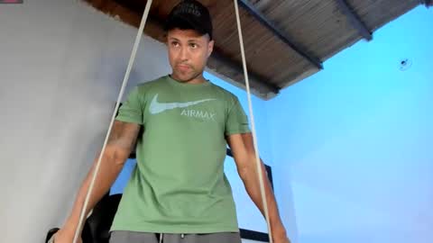 Snapshot of maxi_mux1 chatting on November 2025 02:03:01 AM MAXI online show from November 2025 02:03:01 AM