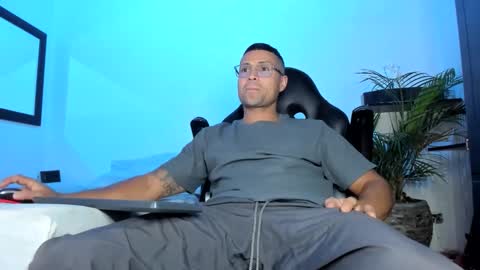 Snapshot of maxi_mux1 chatting on January 2026 08:33:01 PM MAXI online show from January 2026 08:33:01 PM