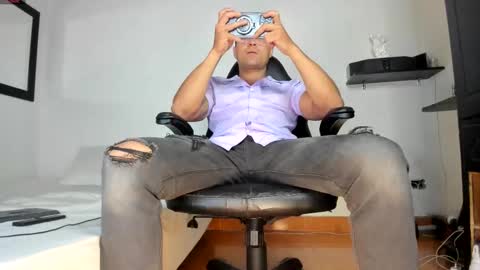 Snapshot of maxi_mux1 chatting on February 2026 08:15:02 AM MAXI online show from February 2026 08:15:02 AM