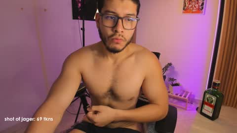 Snapshot of maxifit_ chatting on October 2025 10:05:02 AM Mikael online show from October 2025 10:05:02 AM