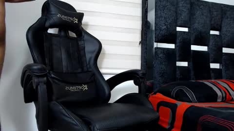 Snapshot of maximo_sebastian chatting on December 2025 09:30:01 PM Maximo Sebastian online show from December 2025 09:30:01 PM