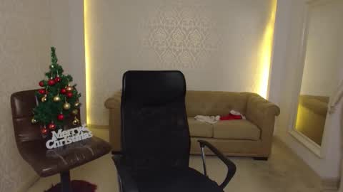 Snapshot of maxkaiden chatting on December 2025 05:43:02 PM MaxKaiden online show from December 2025 05:43:02 PM