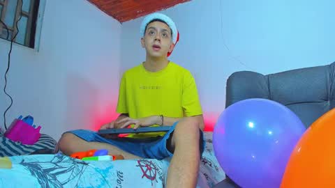 Snapshot of maxowens_oficial chatting on December 2024 10:39:01 PM MAX online show from December 2024 10:39:01 PM