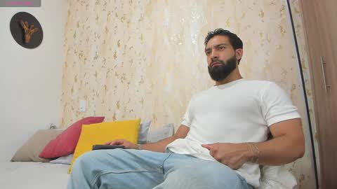 Snapshot of maxstrong01 chatting on January 2025 12:43:01 AM Max online show from January 2025 12:43:01 AM