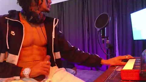 MAYKOL BROWN online show from January 2026 01:44:02 AM