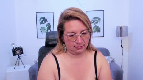 Snapshot of maylinleee chatting on February 2025 02:04:02 AM Mailyn online show from February 2025 02:04:02 AM