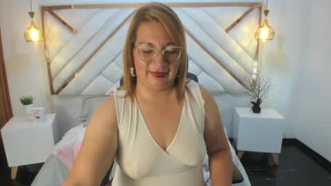 Snapshot of maylinleee chatting on March 2025 09:03:01 PM Mailyn online show from March 2025 09:03:01 PM