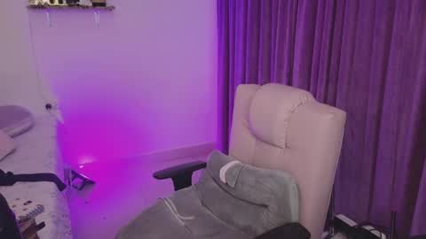                 Laura                 online show from January 2025 03:32:02 AM