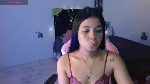 Snapshot of megan_ve chatting on December 2025 02:05:02 AM Carolina online show from December 2025 02:05:02 AM