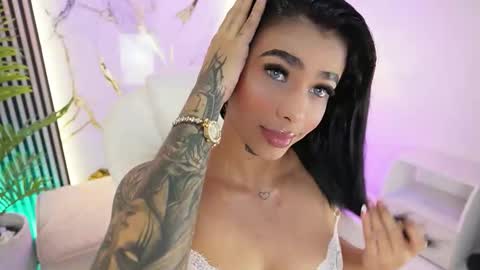 Snapshot of meganlowell chatting on November 2025 07:57:01 PM Megan Lowell online show from November 2025 07:57:01 PM