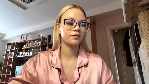 Mia online show from March 2026 09:02:01 AM