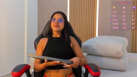 Melanie Bonelli online show from October 2025 07:45:01 PM