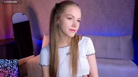 Melee Eva - Thumbs Up please  online show from March 2026 10:43:01 AM