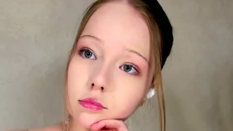 MelMooon online show from June 2026 08:32:02 PM