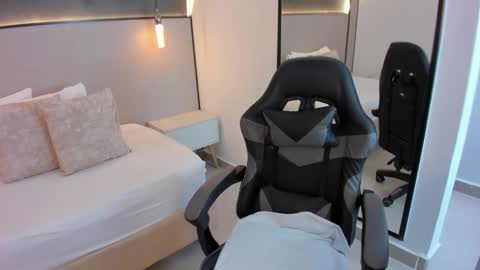 Melody  online show from November 2025 12:27:02 PM