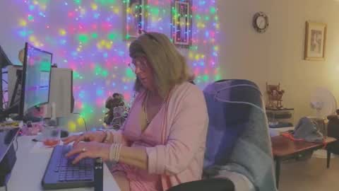 Snapshot of melodyredux_62 chatting on January 2026 04:43:02 PM Melody online show from January 2026 04:43:02 PM