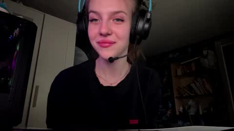 Hi Im Aria 18 years old online show from September 2025 12:29:01 PM