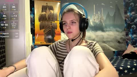 Hi Im Aria 18 years old online show from November 2025 01:24:02 PM