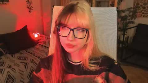 Mia online show from November 2025 03:23:01 PM