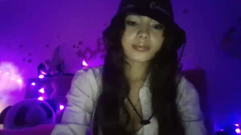 Snapshot of mena_hicks chatting on December 2025 11:03:02 PM Heart online show from December 2025 11:03:02 PM