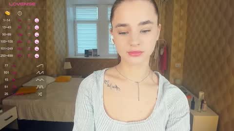 Snapshot of meoww_meows chatting on November 2025 10:02:02 AM Julie online show from November 2025 10:02:02 AM