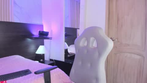 Snapshot of meredith_spencer chatting on January 2025 09:37:01 PM meredith_spencer online show from January 2025 09:37:01 PM