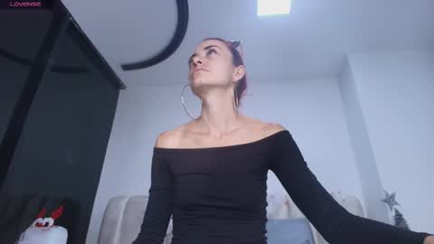 Emi online show from December 2025 07:10:01 PM