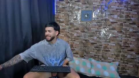 Snapshot of mia_and_vincentt chatting on March 2025 09:29:02 AM Mia and vincentt model indepent online show from March 2025 09:29:02 AM