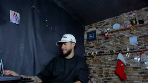 Snapshot of mia_and_vincentt chatting on November 2025 04:37:01 AM Mia and vincentt model indepent online show from November 2025 04:37:01 AM