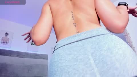 mia_corner online show from April 2026 01:37:02 PM