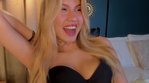 Snapshot of mia_curry chatting on June 2026 07:15:01 PM M I A online show from June 2026 07:15:01 PM