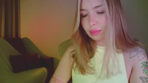 Snapshot of mia_fleur_ chatting on May 2026 10:16:01 PM Mia online show from May 2026 10:16:01 PM