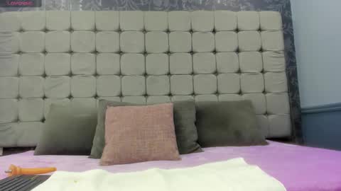 Mia online show from November 2025 01:10:02 PM