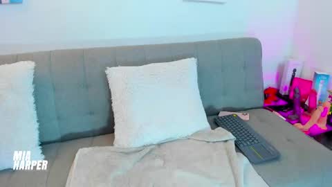 Mia online show from May 2026 09:20:01 PM