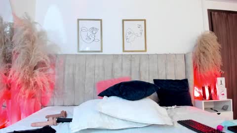 Mia online show from May 2026 02:24:01 PM