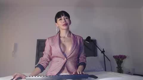 Mia online show from February 2026 07:10:01 PM