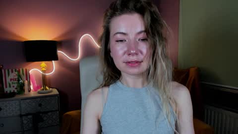 Mia online show from November 2025 02:59:02 PM