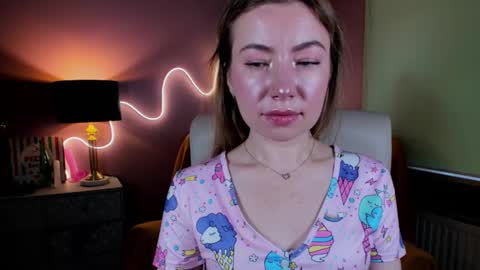 Mia online show from November 2025 08:55:01 AM