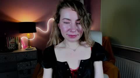 Mia online show from November 2025 03:05:01 PM